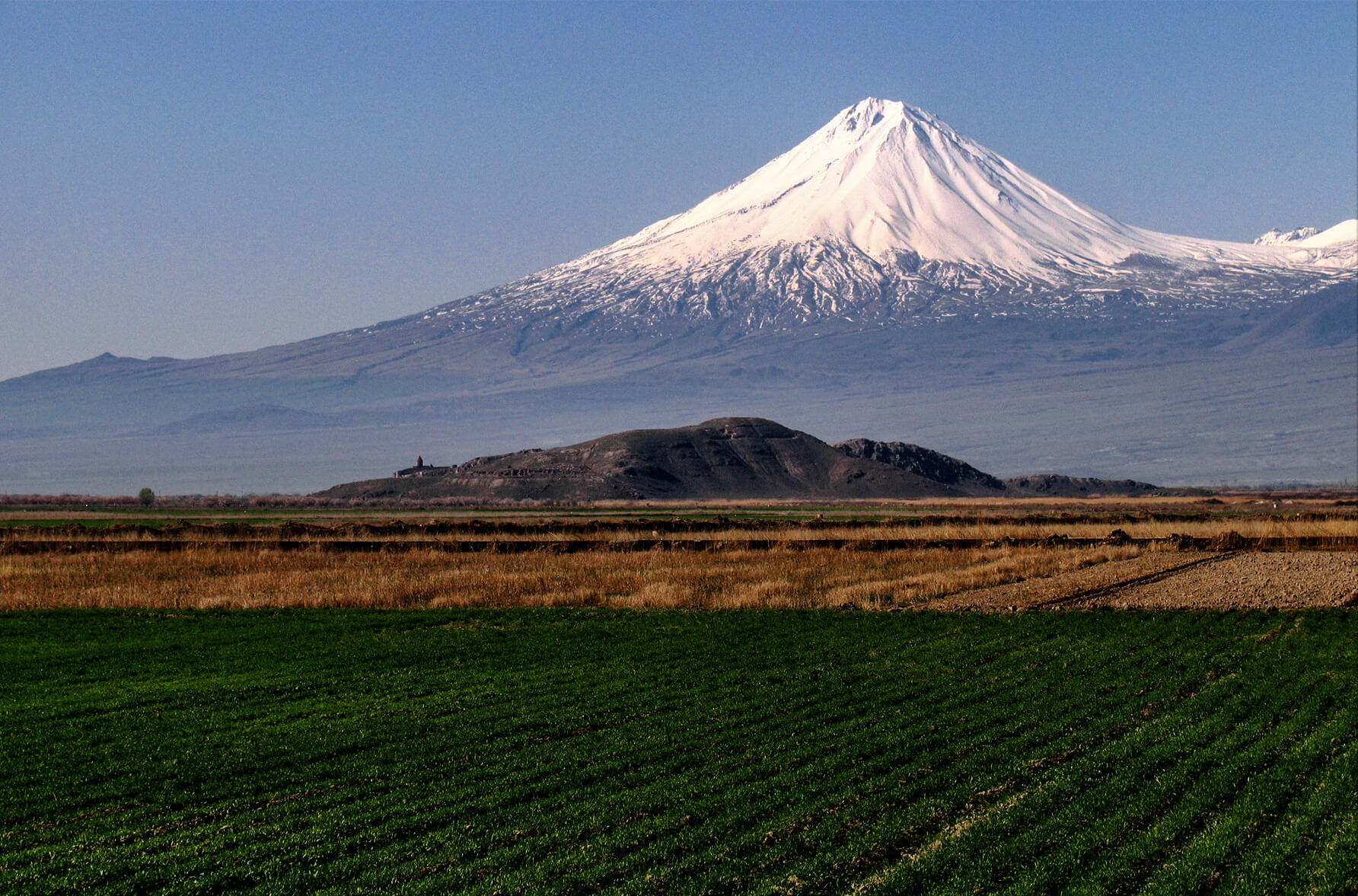 Хор Вирап и заснеженный Арарат в апреле, Армения