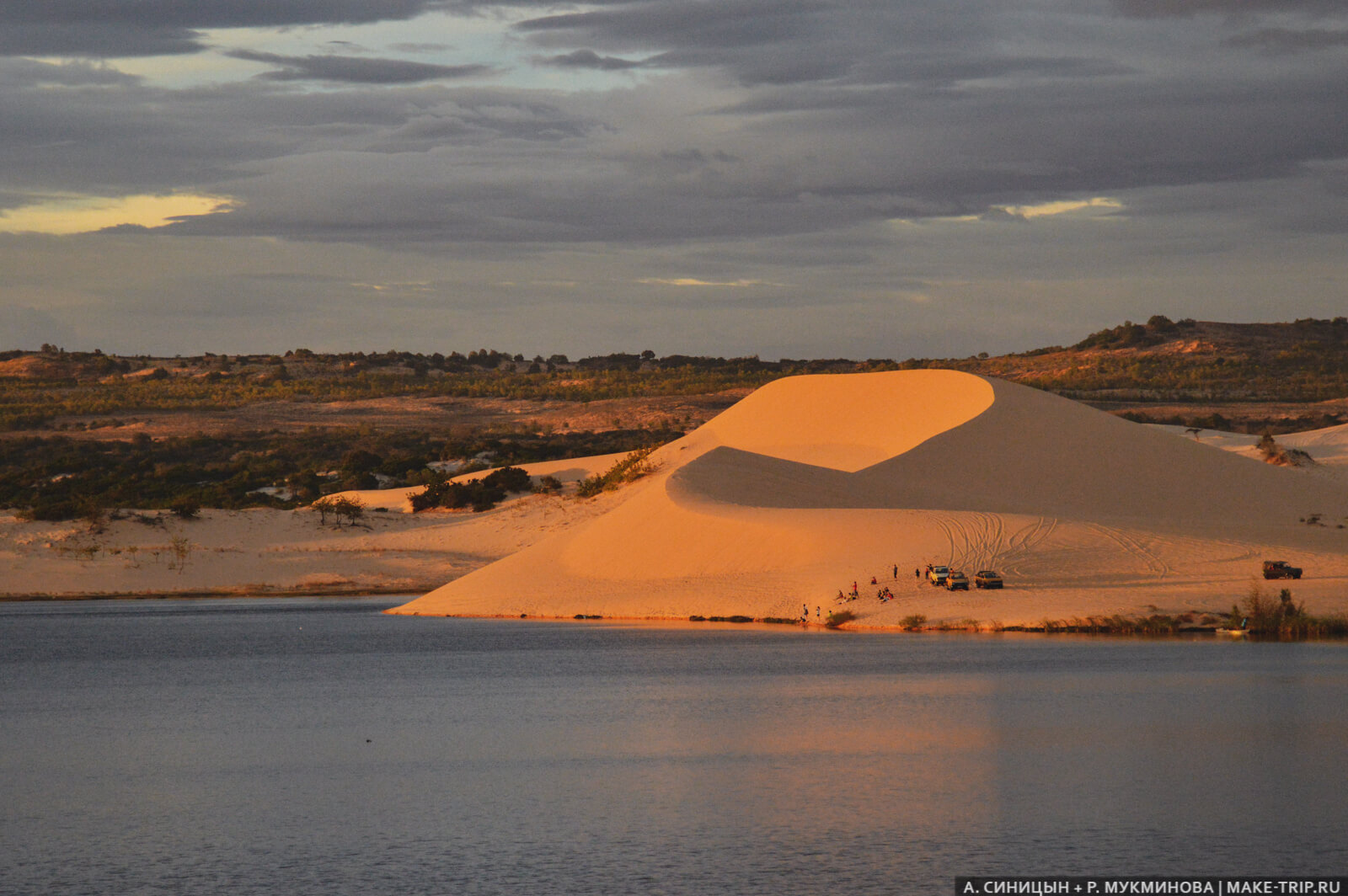 Озеро лотосов и белые дюны в Муйне
