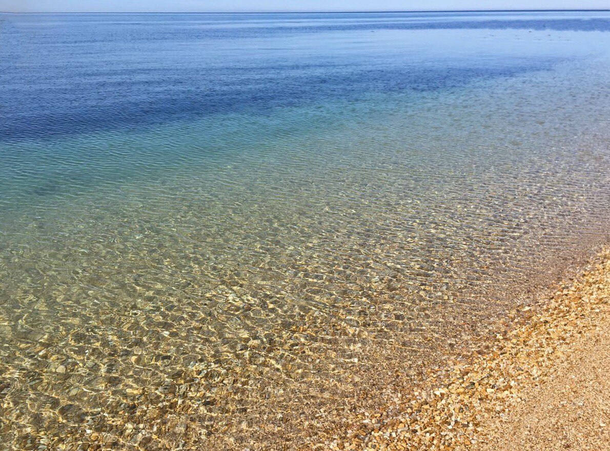 Прозрачная вода на пляже Чистые песчаные пляжи в Крыму
