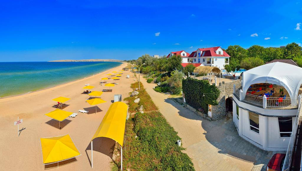 Пляжная зона в Щелкино, Крым Пляжный отдых на море в России в июле